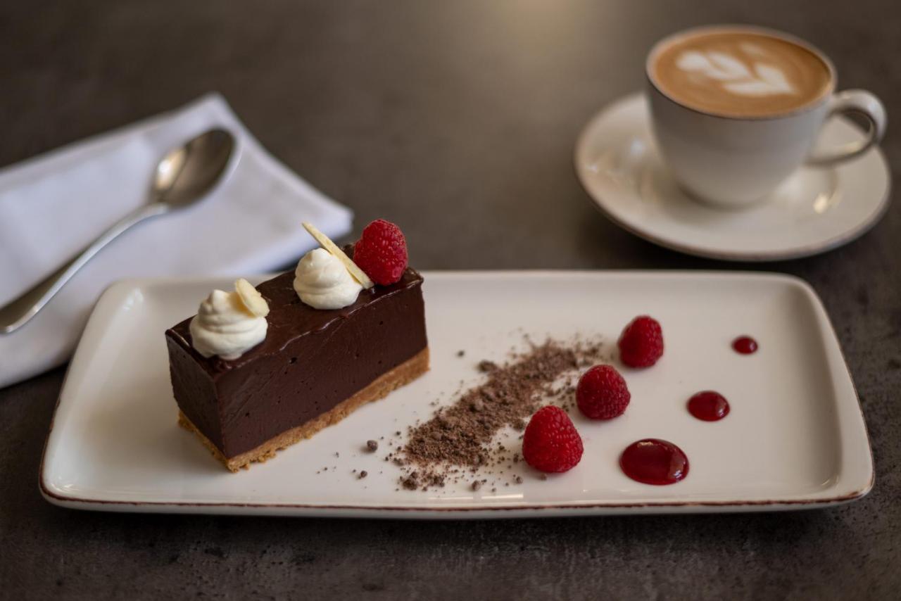 Dunalastair Hotel Suites Кінлок-Раннок Екстер'єр фото A chocolate dessert