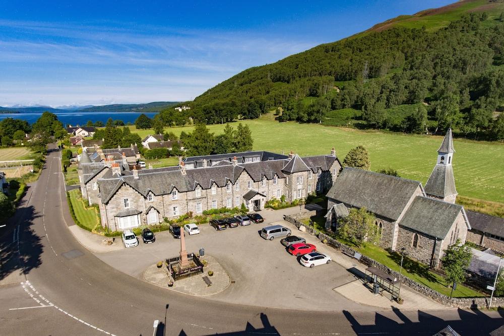 Dunalastair Hotel Suites Кінлок-Раннок Екстер'єр фото The old town of Portree