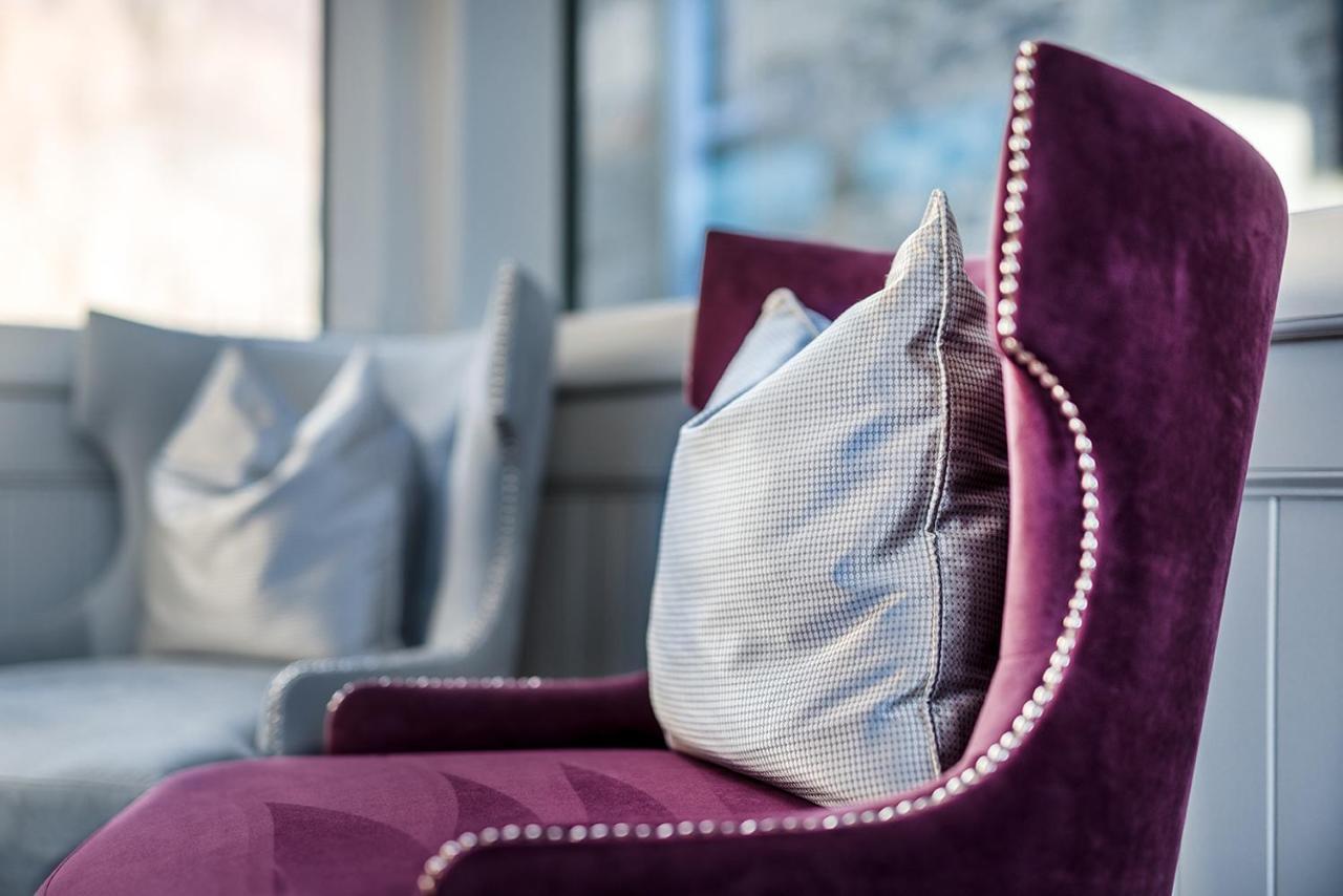 Dunalastair Hotel Suites Кінлок-Раннок Екстер'єр фото A chair upholstered in velvet